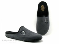 Selkis 21514 Gris - Ecusson - Pantoufle Mule Homme